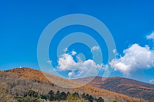 è“å¤©ä¸‹çš„å±±è„‰Mountains under the blue sky